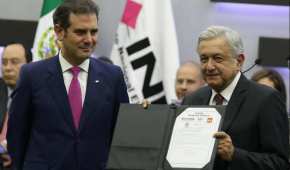 Lorenzo Córdova titular del INE y Andrés Manuel López Obrador en su registro como presidenciable