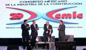 AMLO (tercero, de izquierda a derecha) junto a Juan Pablo Castañón (derecha) durante una plática con empresarios