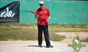 AMLO durante el entrenamiento beisbolero en Palenque