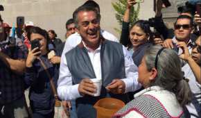 Jaime Rodríguez Calderón platicando con la gente en la ciudad de Toluca, Estado de México.