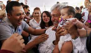 Los seguidores de López Obrador se acercan al candidato y le hacen peticiones