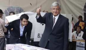 López Obrador emite su voto en la casilla durante la elección de 2012