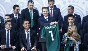 El presidente presumió que traía la corbata "verde, verde" en apoyo a la Selección