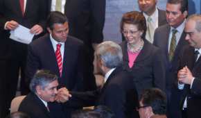 Enrique Peña Nieto y Andrés Manuel López Obrador se saludaron durante un acto del desaparecido IFE en 2012