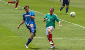 Meade ha jugado futbol, como en abril de 2015 con diplomáticos de la Unión Europea