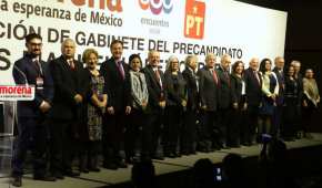 El candidato de Morena posa junto a quienes serían las cabezas de su gobierno