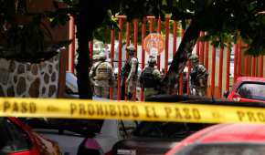 Fuerzas federales resguardan la escena de un asesinato en Acapulco, Guerrero