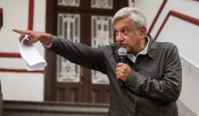 López Obrador en su casa de transición en la colonia Roma ante los medios