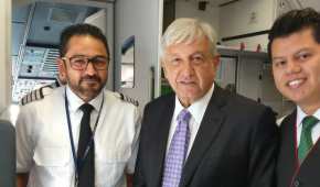 El próximo presidente de México posando con personal de la aerolínea