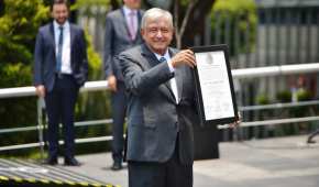 López Obrador presumiendo la constancia que lo avala como presidente electo