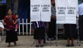 Mujeres del municipio indígena tseltal de Oxchuc, Chiapas votan durante la elección presidencial del 1 de julio