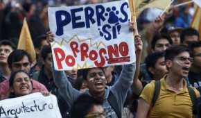 Estudiantes de la UNAM durante una marcha para exigir que salgan los grupos porriles de la institución