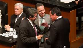 El morenista Ricardo Monreal con el aún gobernador de Chiapas Manuel Velasco y el priista Miguel Ángel Osorio Chong