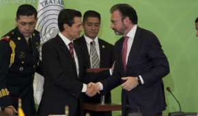 El presidente Enrique Peña Nieto saludando al canciller Luis Videgaray