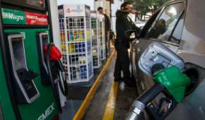El gobierno de AMLO planea eliminar un impuesto al combustible para el próximo año