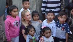 La empresaria y socialité convivió con niños del pueblo de San Gregorio Atlapulco