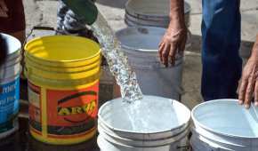 Ciudadanos recolectan agua durante un corte del suministro en la CDMX
