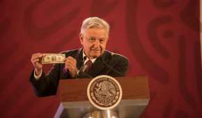 López Obrador mostró lo que guarda en su cartera