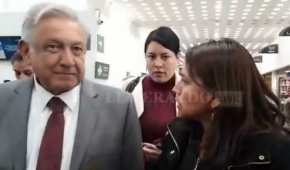 El presidente platicó con una mujer en el Aeropuerto Internacional de la Ciudad de México