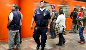 Un policía recorre una estación del Metro vigilando que no se presenten robos o altercados
