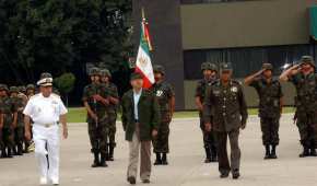 El entonces presidente Calderón durante un saludo que sostuvo con las Fuerzas Armadas