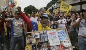 Un grupo de venezolanos marcharon este miércoles contra el gobierno de Maduro
