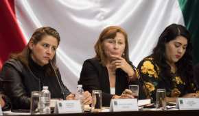La diputada federal de la bancada de Morena (al centro) dijo sus preocupaciones sobre el trabajo del presidente