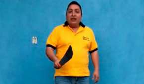 César Cuéllar en el video donde utiliza un machete para enfatizar su amenaza