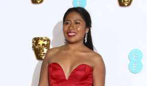 La protagonista de 'Roma' lució un vestido rojo en los BAFTA