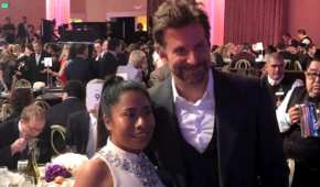 El actor Bradley Cooper posando con Yalitza Aparicio