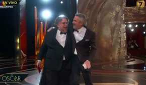 Alfonso Cuarón recibió la estatuilla de manos de Guillermo del Toro