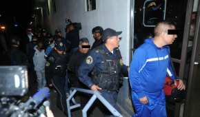 Policías capitalinos trasladan a un grupo de personas a un ministerio público de la CDMX