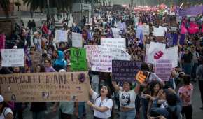 Mujeres machan en la Ciudad de México en contra de la violencia de género