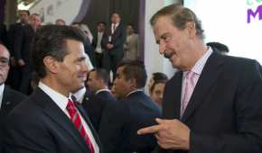El expresidente Enrique Peña Nieto saludando al exmandatario Vicente Fox, en mayo de 2013