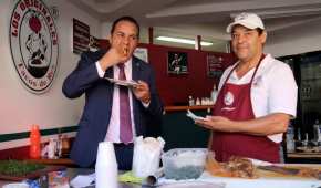 El gobernador de Morelos comiendo tacos de res