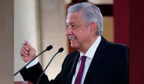 El presidente mexicano exhibió su licencia de conducir expedida por el Gobierno del DF