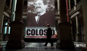 Carlos Salinas de Gortari observa un cartel de Colosio
