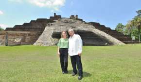 Beatriz Gutiérrez y Andrés Manuel López Obrador durante una visita a la zona arqueológica de Comacalco