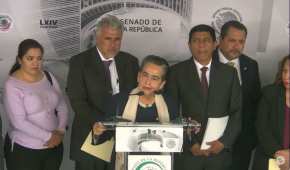 La senadora de Morena, Gloria Sánchez Hernández (centro), durante una conferencia de prensa