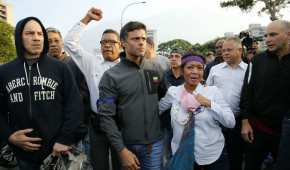 Leopoldo López (centro) camina libre luego de que fuera liberado por un grupo de militares opositores
