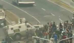 Una tanqueta militar arrolló a un grupo de manifestantes en Venezuela