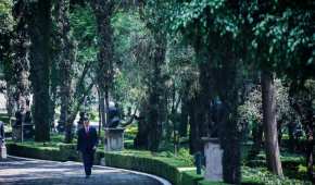 El expresidente de México Enrique Peña Nieto caminando por una zona de Los Pinos
