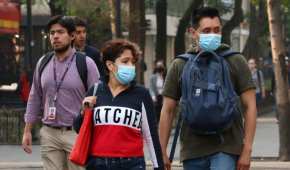 Habitantes de la Ciudad de México con cubrebocas como medida de protección ante la mala calidad del aire