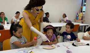 La actividad Drag Queen Story Hour realizada con niños en Monterrey, Nuevo León