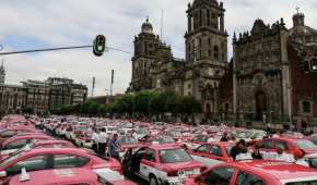 Esta mañana decenas de taxistas se manifestataron a las inmediaciones del Zócalo capitalino