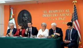 Marcelo Ebrard (tercero, de izquierda a derecha), acompañado de una delegación del Gobierno de México