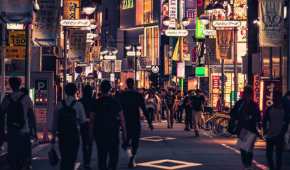 Personas caminando por las calles de Tokyo; una de ellas podrías ser tú si te ganas una beca