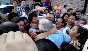 Andrés Granier Melo (centro) es abrazado por una mujer previo a que entrara a una estación de radio en Centro