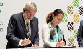 Enrique Graue y Claudia Sheinbaum firmando el documento de colaboración
