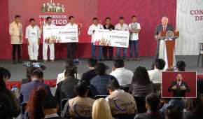 AMLO entregó cheques para dos municipios de Oaxaca